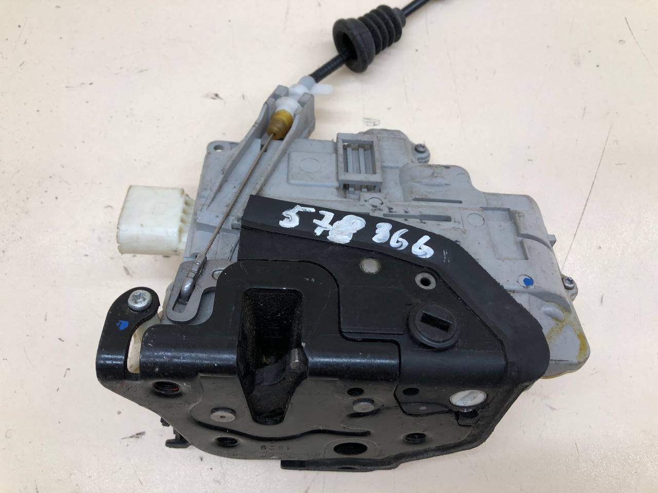 Замок двери задней правой Volkswagen Passat B6 2005-2010