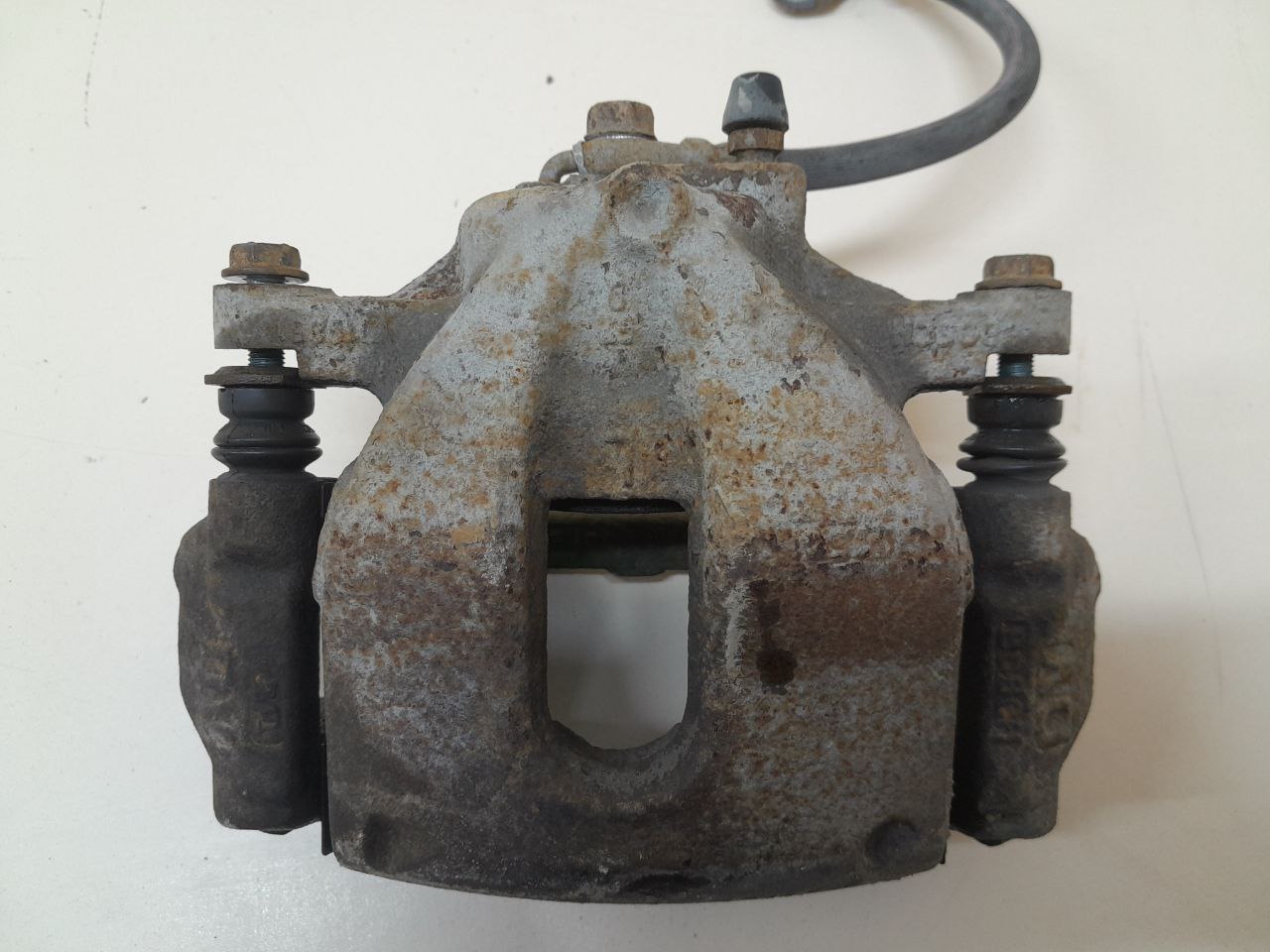 Суппорт передний правый Toyota Auris (E150) 2006-2012