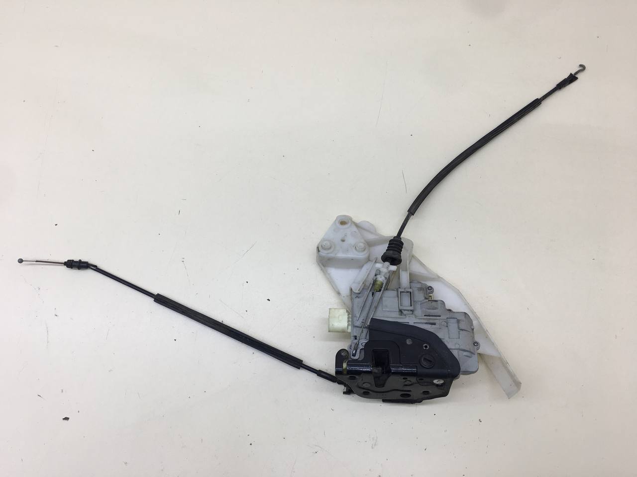 Замок двери задней правой Volkswagen Passat B7 2011-2015