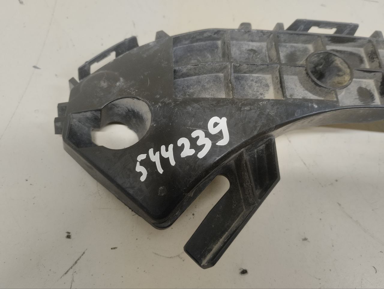 Кронштейн переднего бампера левый Lexus LX450D/570 2015>