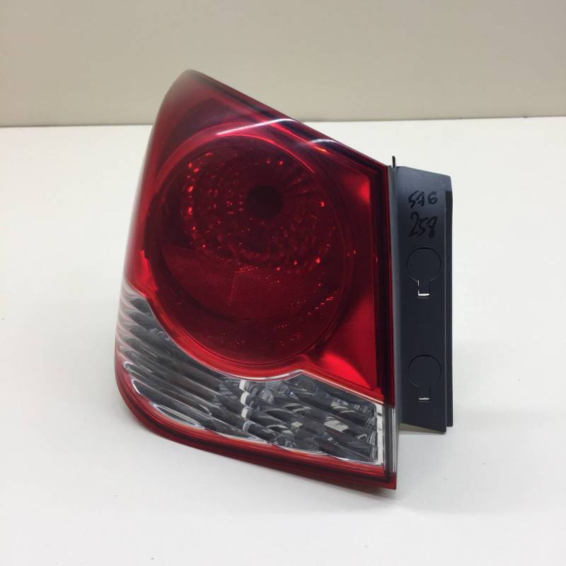 Фонарь задний наружный левый Chevrolet Cruze (J300) 2009-2016