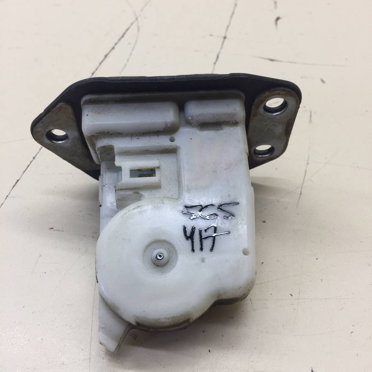 Замок багажника Nissan Tiida (C11) 2007-2014 Замок багажника Nissan Tiida (C11) 2007-2014