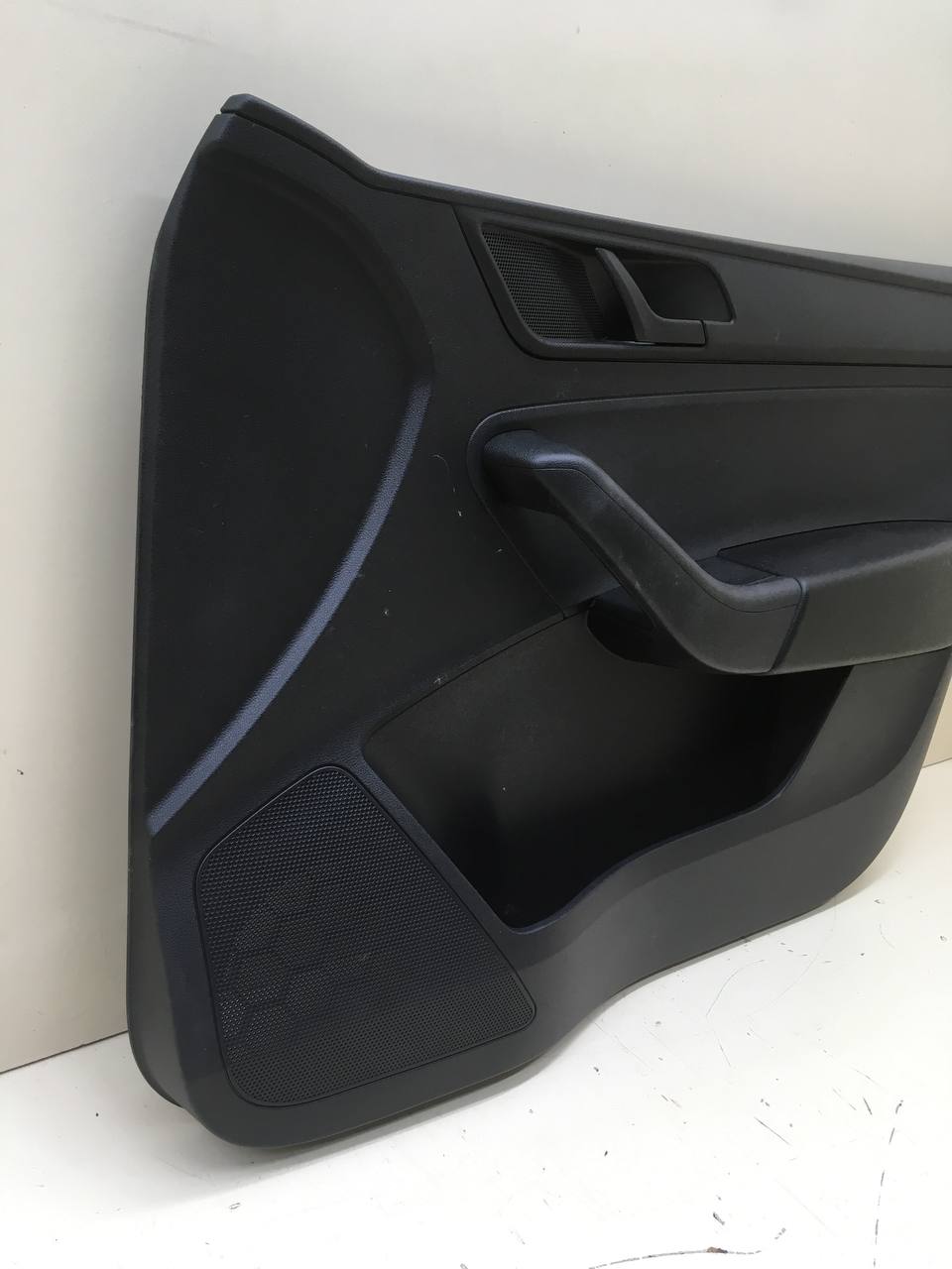 Обшивка двери передней правой Skoda Rapid 2012-2020