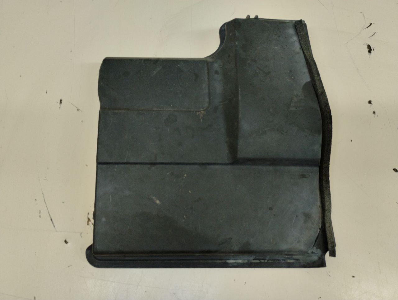 Крышка аккумулятора Land Rover Discovery 3 (L319) 2004-2009 Крышка аккумулятора Land Rover Discovery 3 (L319) 2004-2009