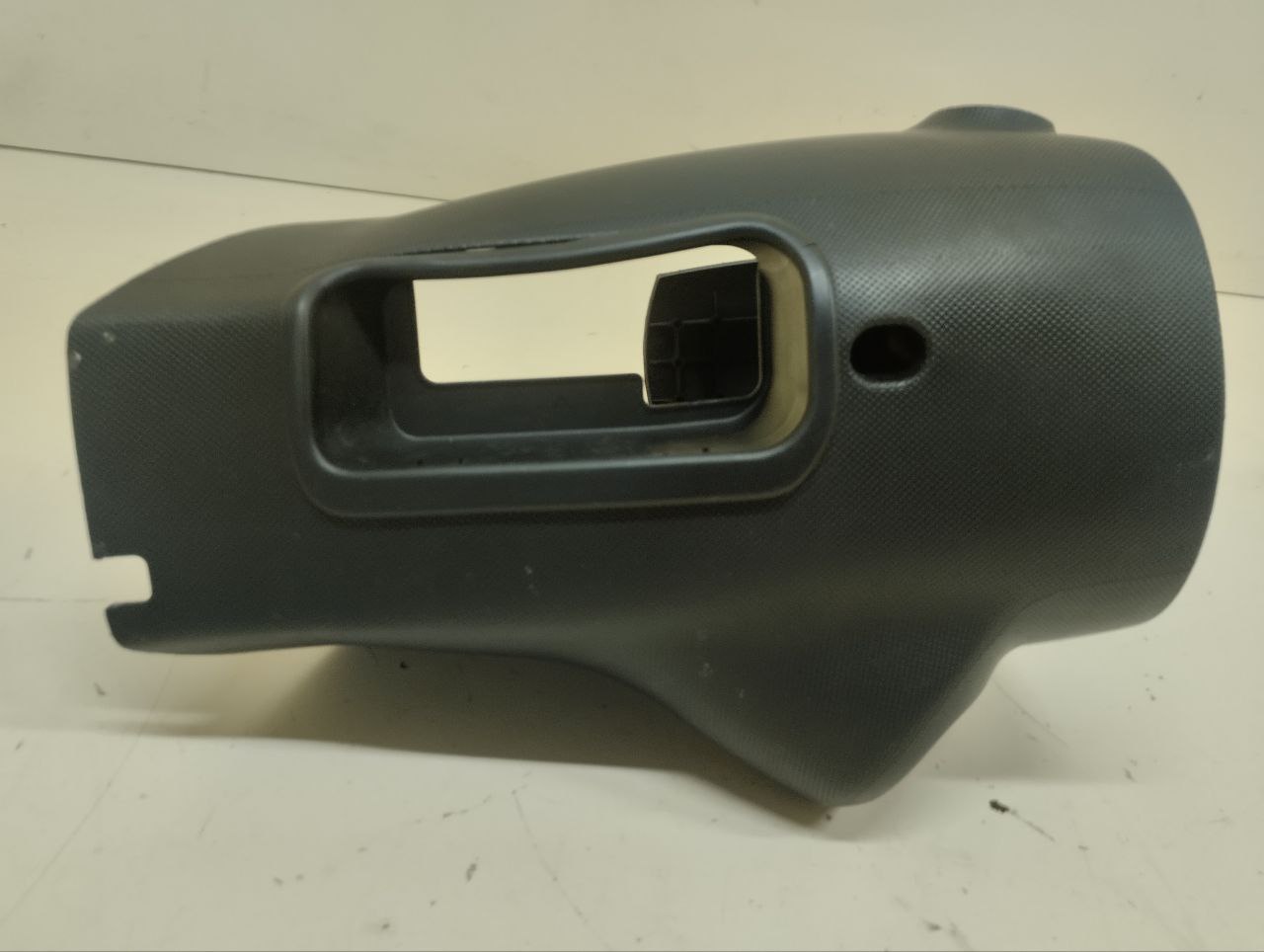 Кожух рулевой колонки Peugeot 107 2006-2014 Кожух рулевой колонки Peugeot 107 2006-2014