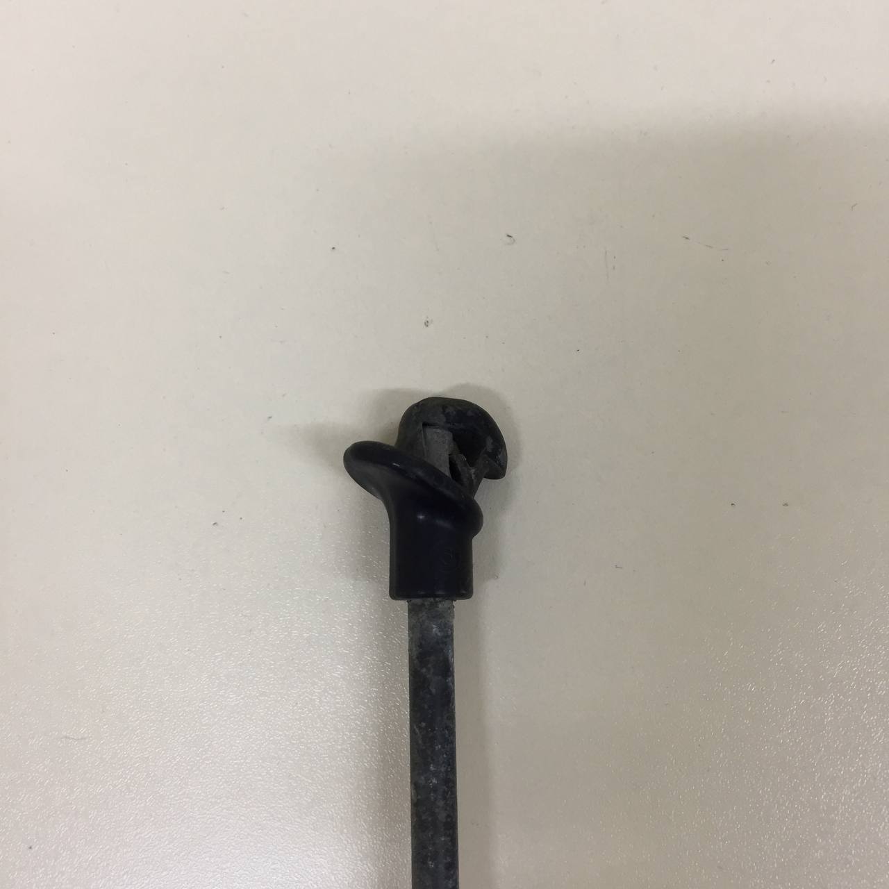 Держатель капота Toyota Corolla E120 2001-2007 Держатель капота Toyota Corolla E120 2001-2007
