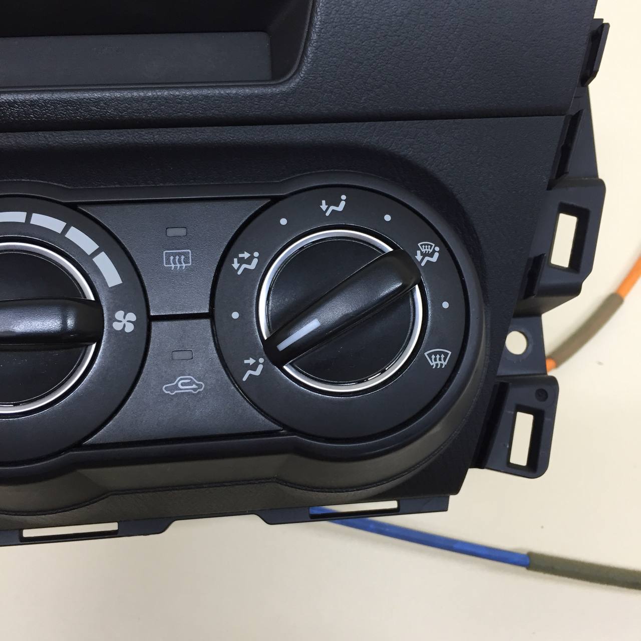 Блок управления отопителем Mazda Mazda 3 (BM) 2013-2016 Блок управления отопителем Mazda Mazda 3 (BM) 2013-2016