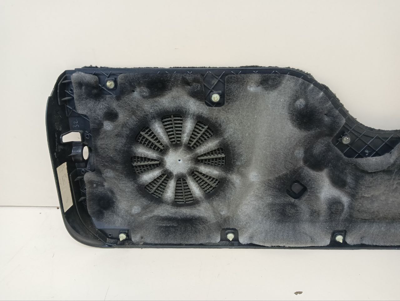Обшивка двери багажника Land Rover Discovery 3 (L319) 2004-2009 Обшивка двери багажника Land Rover Discovery 3 (L319) 2004-2009