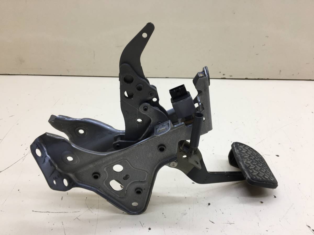 Педаль тормоза Toyota Camry (XV70) 2017>