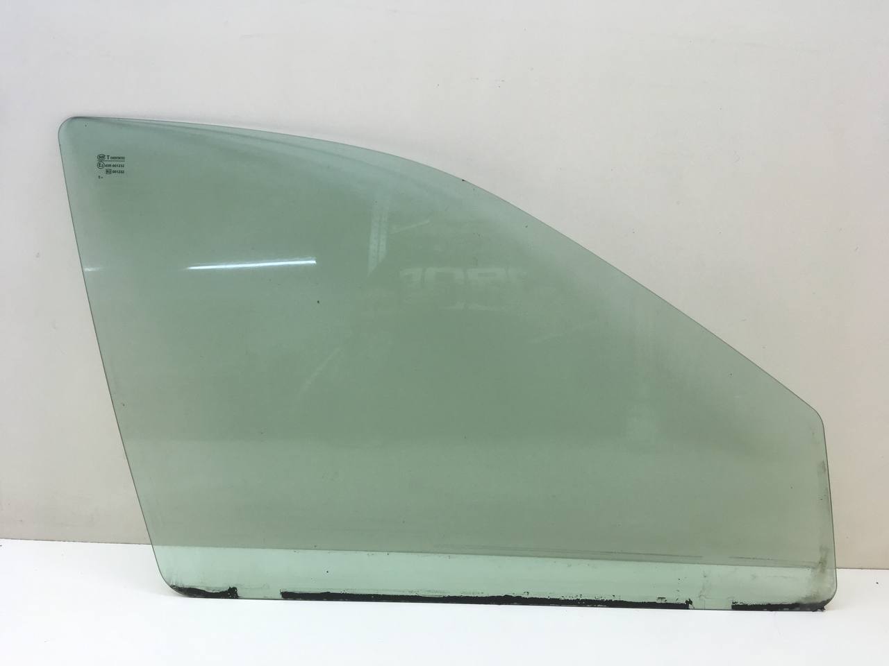 Стекло двери передней правой Lada Granta 2011>