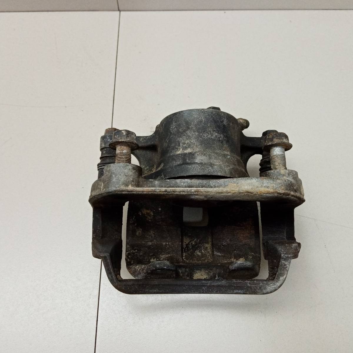 Суппорт передний левый Toyota Mark II (X90) 1992-1996 Суппорт передний левый Toyota Mark II (X90) 1992-1996