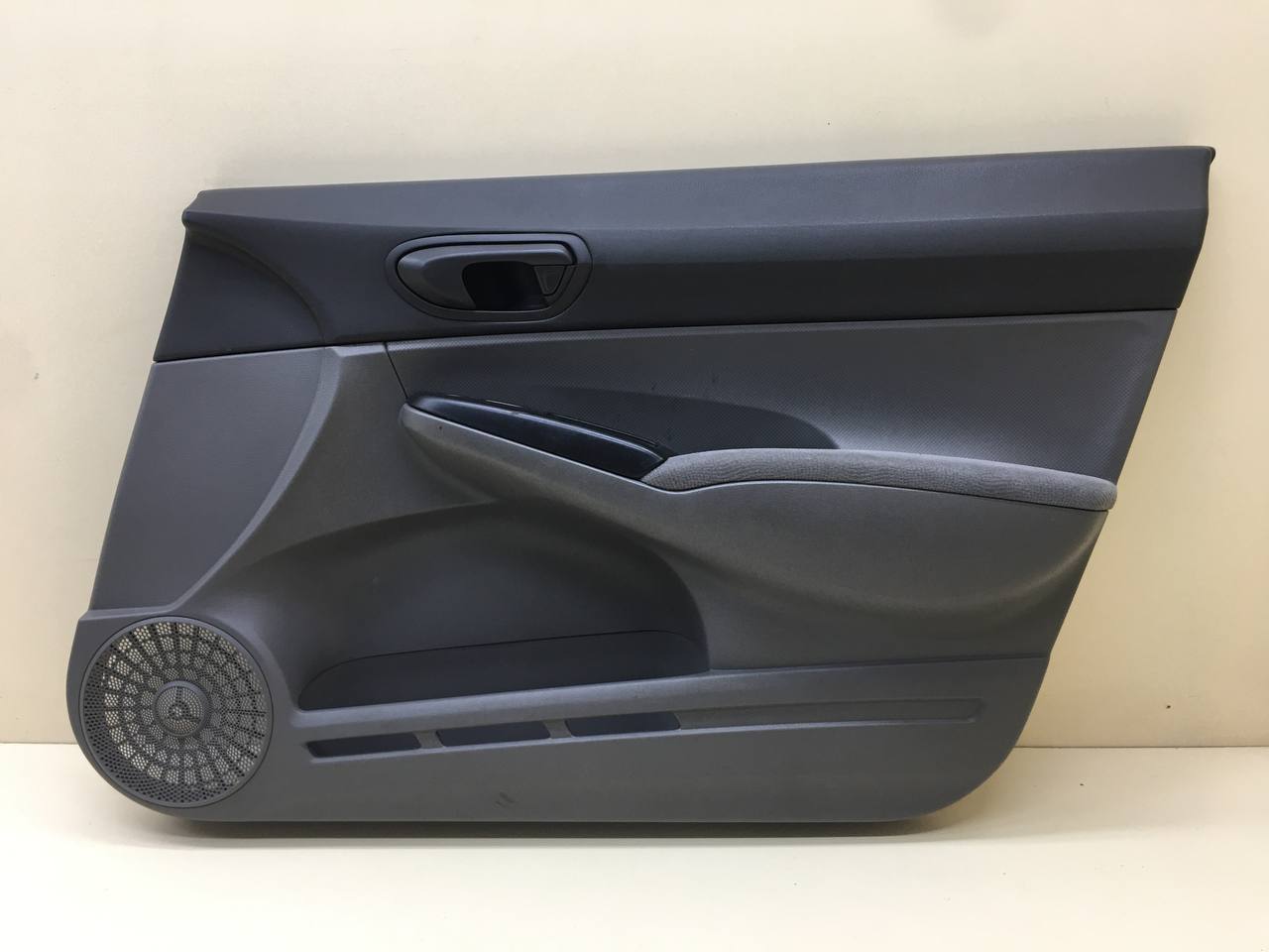 Обшивка двери передней правой Honda Civic 4D 2006-2012