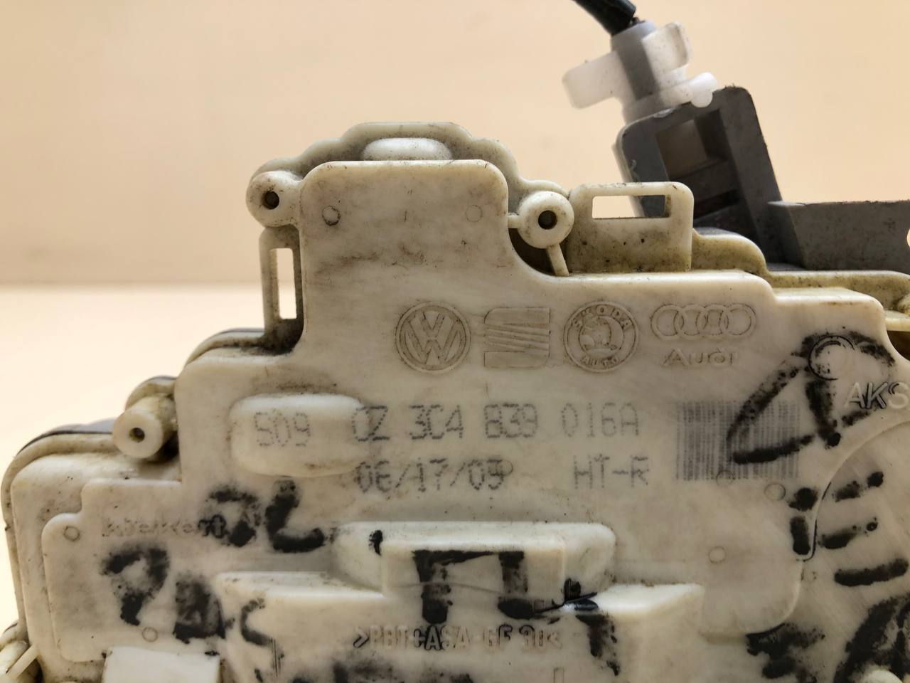 Замок двери задней правой Volkswagen Passat B6 2005-2010