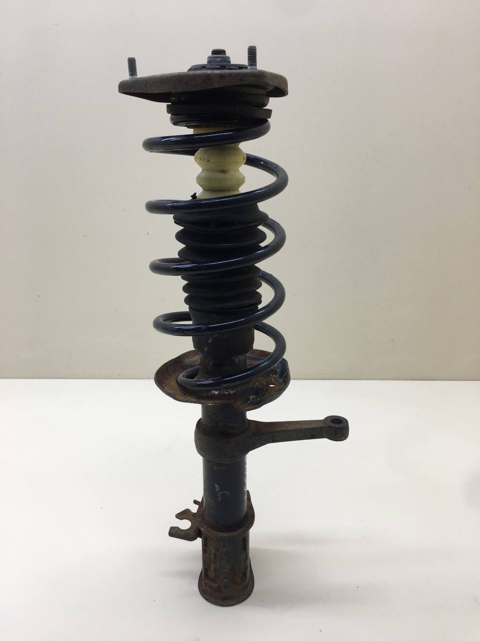 Амортизатор передний правый Lada Granta 2011>