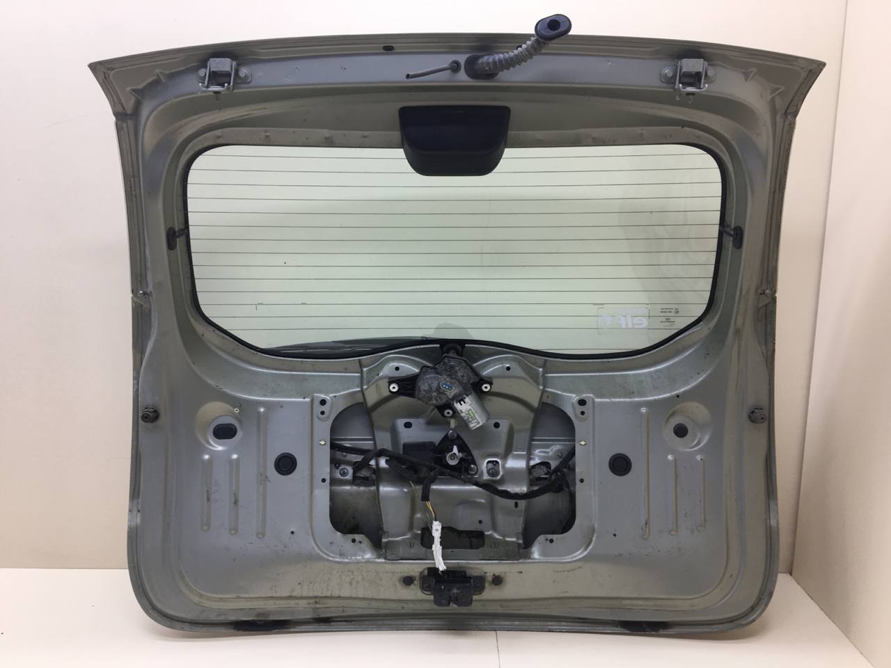 Дверь багажника со стеклом Renault Duster (HSA, HSM) 2012> Дверь багажника со стеклом Renault Duster (HSA, HSM) 2012>
