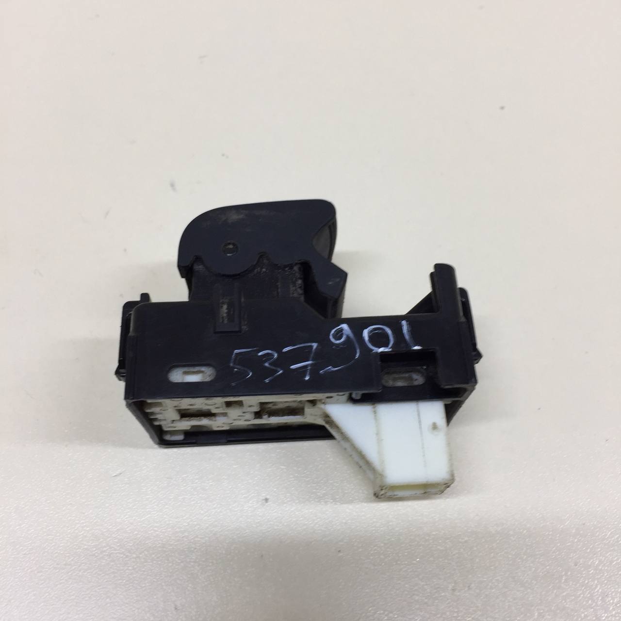 Кнопка стеклоподъемника Toyota Camry (V50) 2011-2017 Кнопка стеклоподъемника Toyota Camry (V50) 2011-2017