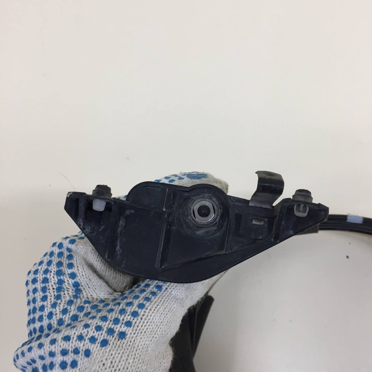 Ручка открывания лючка бензобака Mazda Mazda 3 (BM) 2013-2016 Ручка открывания лючка бензобака Mazda Mazda 3 (BM) 2013-2016