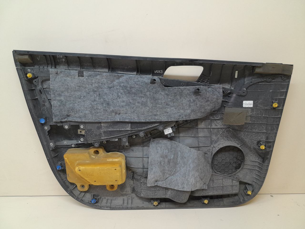 Обшивка двери передней правой Hyundai Solaris (RB) 2010-2017