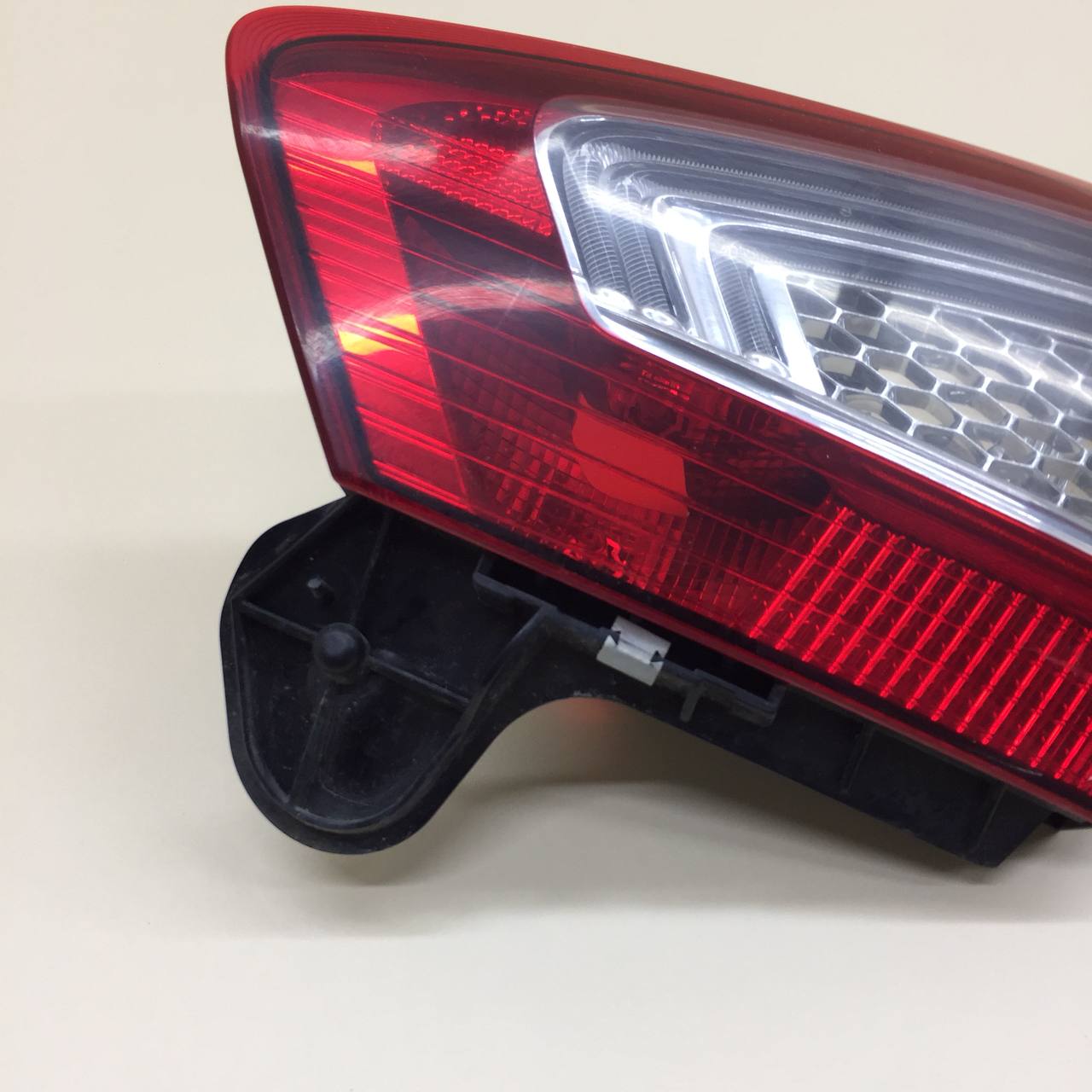 Фонарь задний внутренний правый Ford Mondeo 4 2007-2015