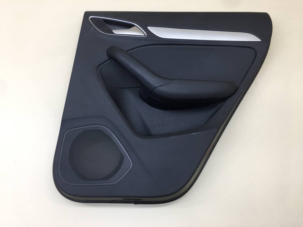 Обшивка двери задней правой Audi Audi Q3 (8U) 2012>