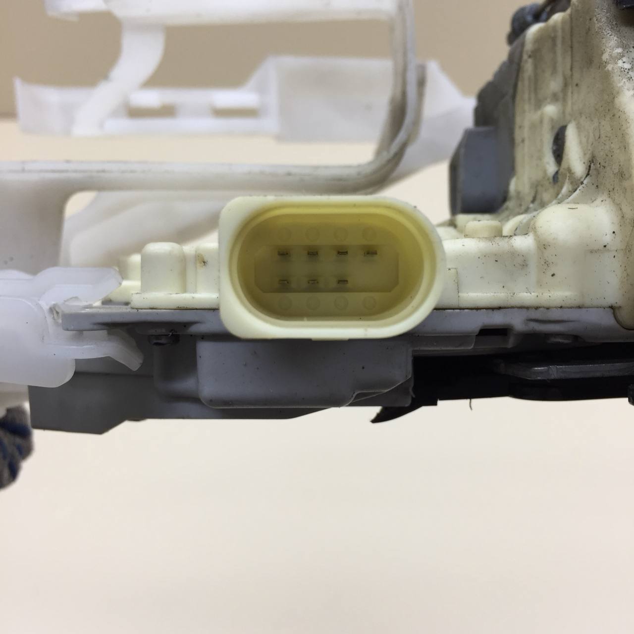 Замок двери передней левой Volkswagen Passat B7 2011-2015