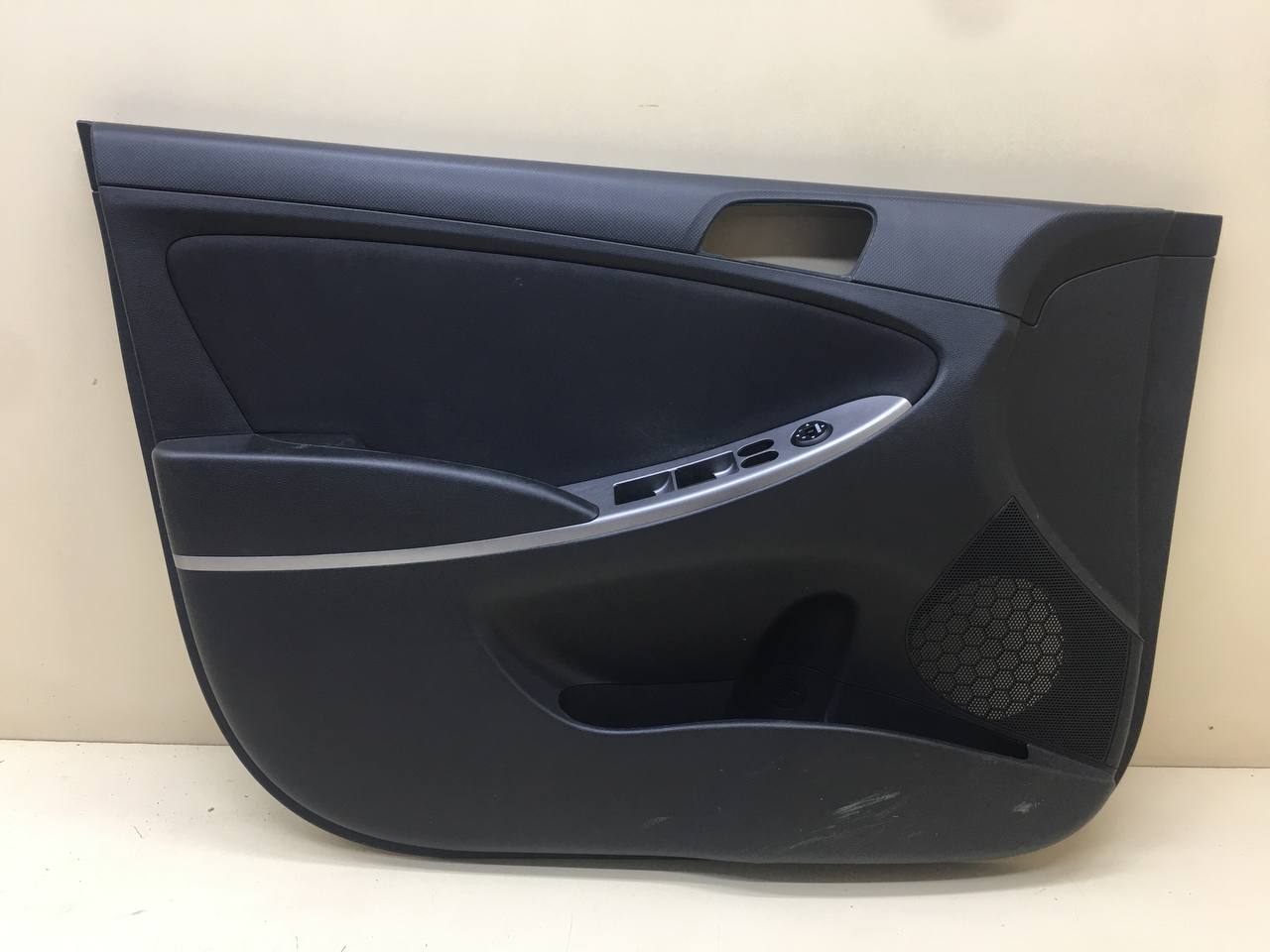 Обшивка двери передней левой Hyundai Solaris (RB) 2010-2017