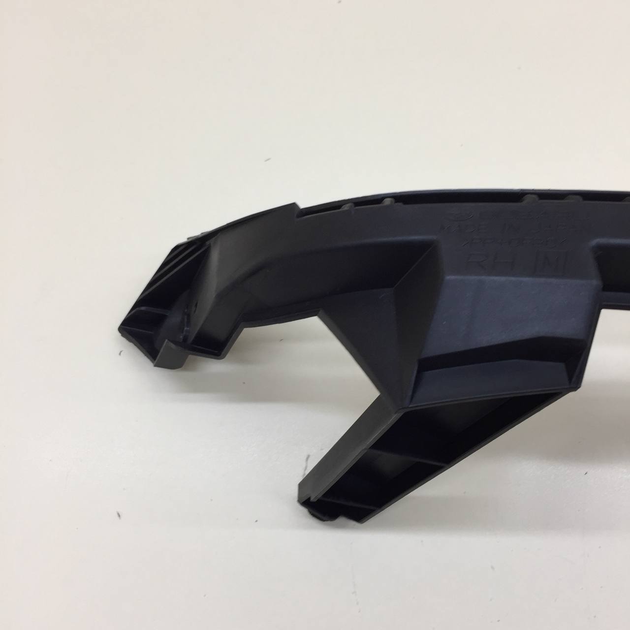 Кронштейн переднего бампера правый Subaru Impreza (GJ/G13) 2011-2014