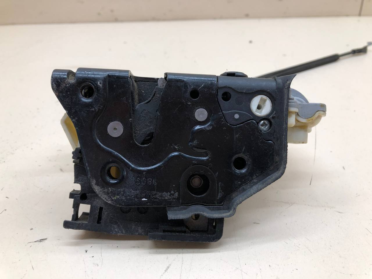 Замок двери задней правой Volkswagen Passat B6 2005-2010