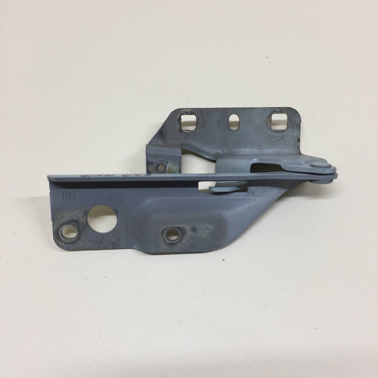 Петля капота правая Nissan Almera Classic (B10) 2006-2013 Петля капота правая Nissan Almera Classic (B10) 2006-2013