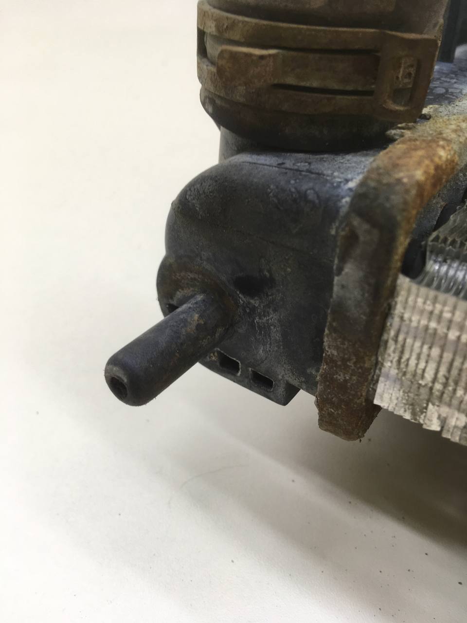 Радиатор охлаждения двигателя Lada Granta 2011>