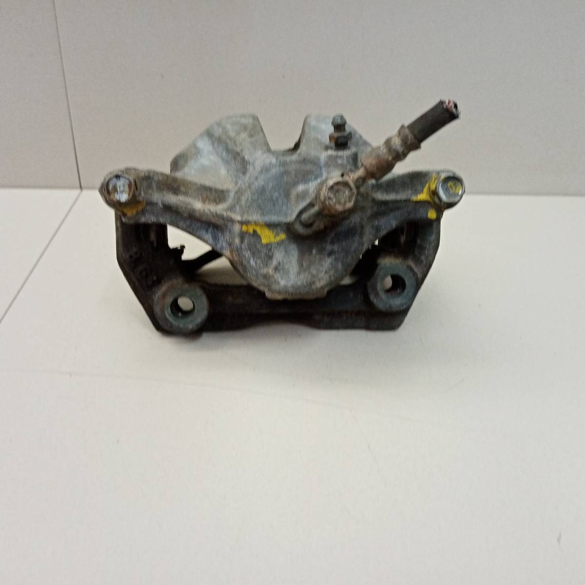 Суппорт передний левый Toyota Progres (G10) 1998-2007 Суппорт передний левый Toyota Progres (G10) 1998-2007