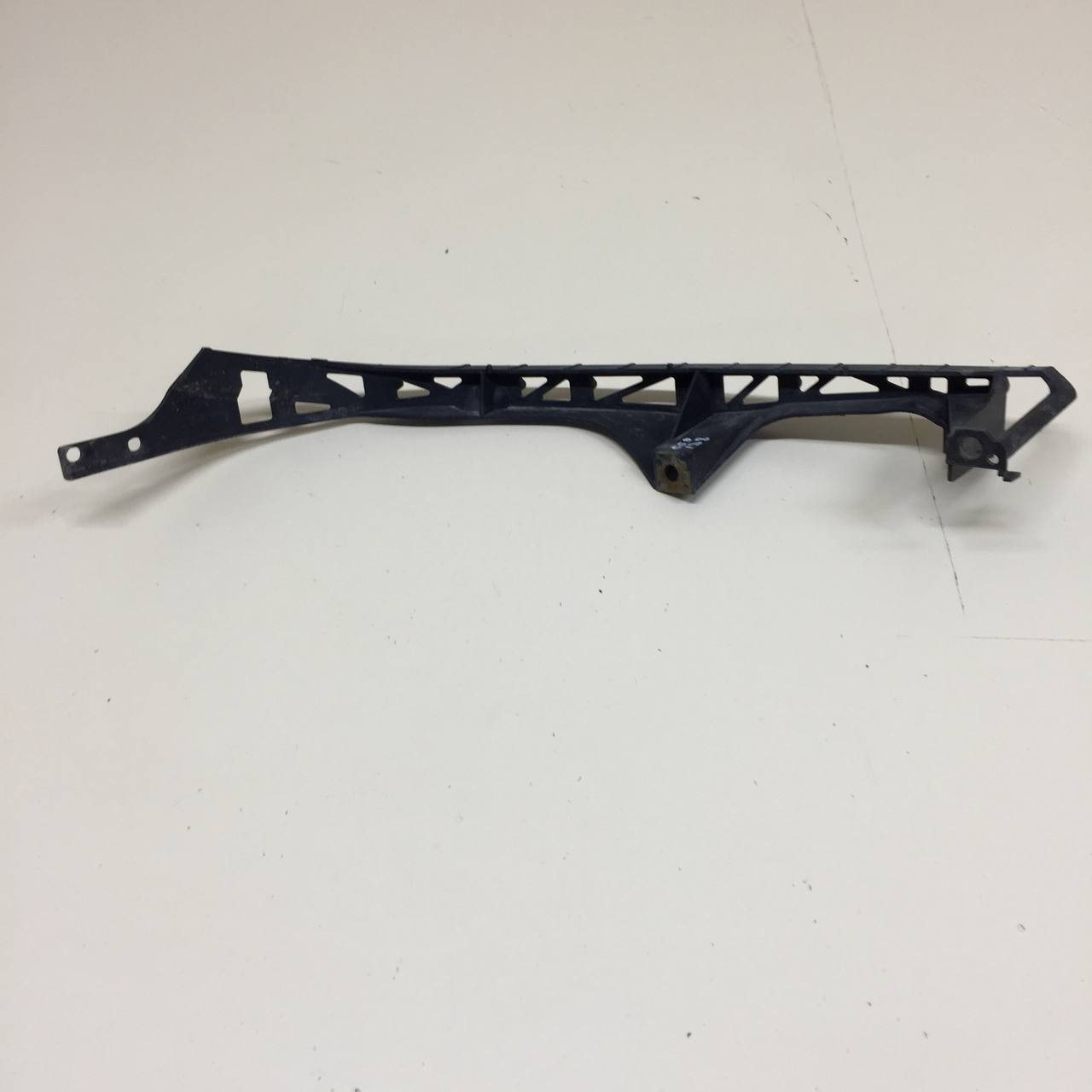 Кронштейн фар левый Mazda Mazda 6 (GG) 2002-2007 Кронштейн фар левый Mazda Mazda 6 (GG) 2002-2007