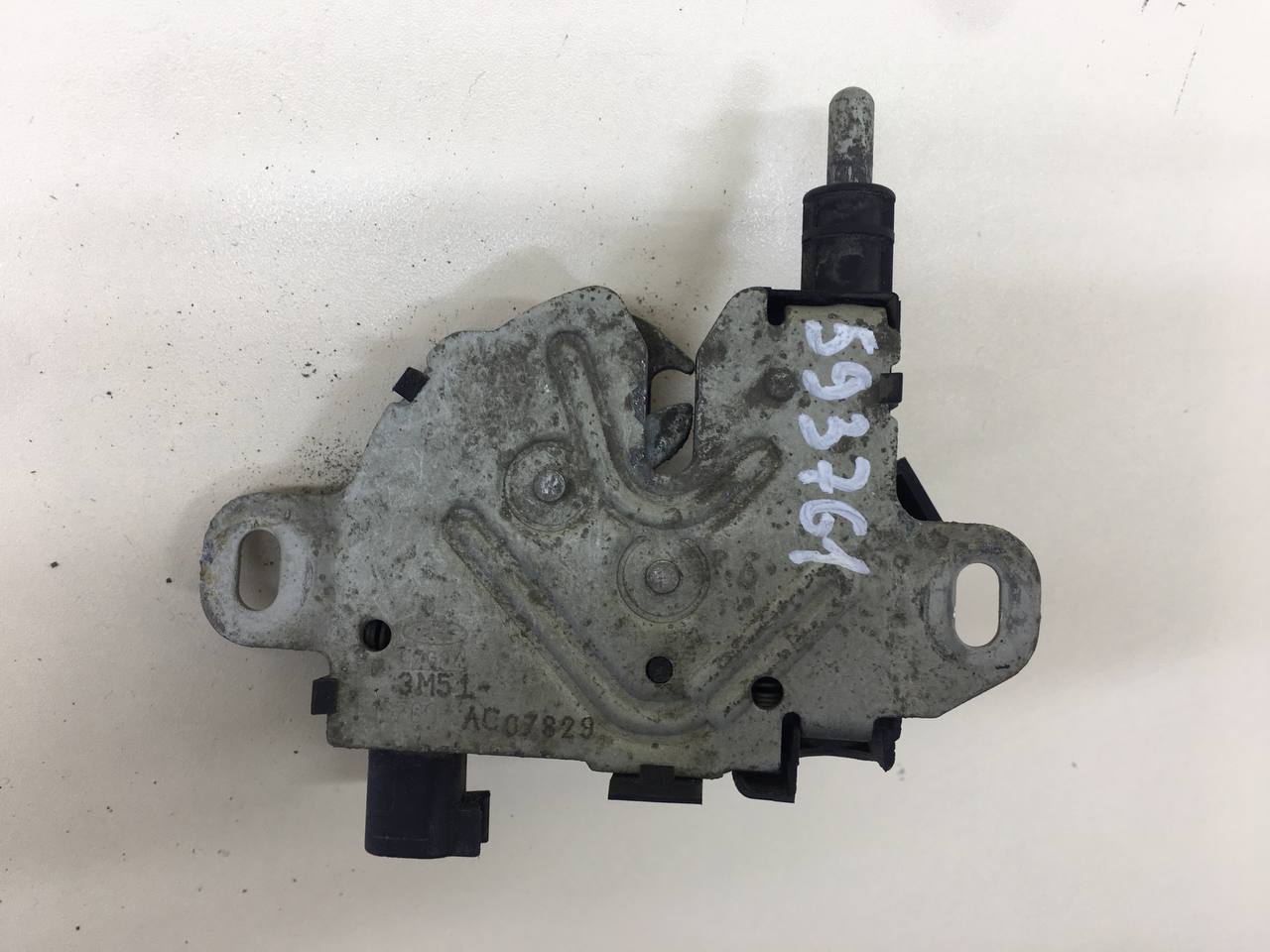 Замок капота Ford Focus 2 (DA) 2005-2008 Замок капота Ford Focus 2 (DA) 2005-2008