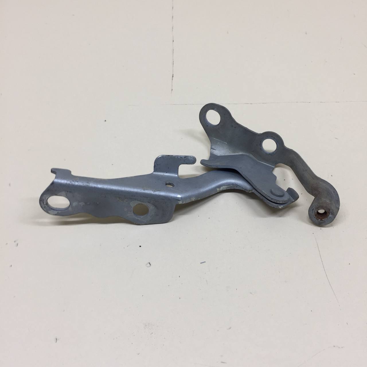 Петля капота правая Toyota Corolla E120 2001-2007