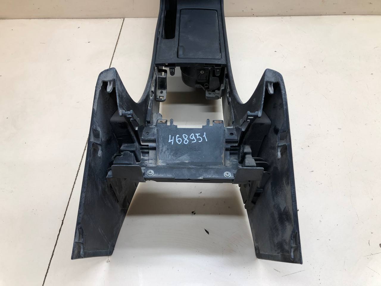 Консоль центральная Mazda Mazda 3 (BK) 2002-2009 Консоль центральная Mazda Mazda 3 (BK) 2002-2009