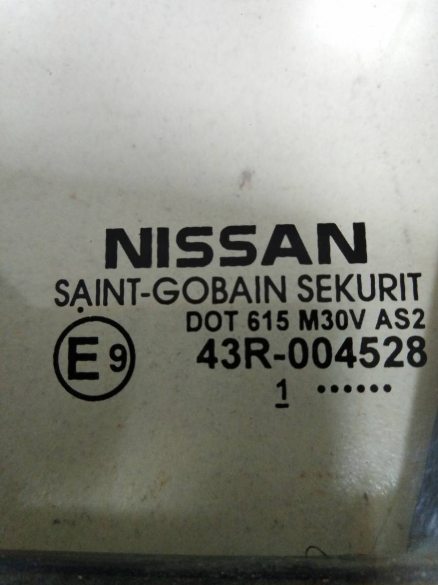 Стекло двери задней левой (форточка) Nissan Tiida (C11) 2007-2014