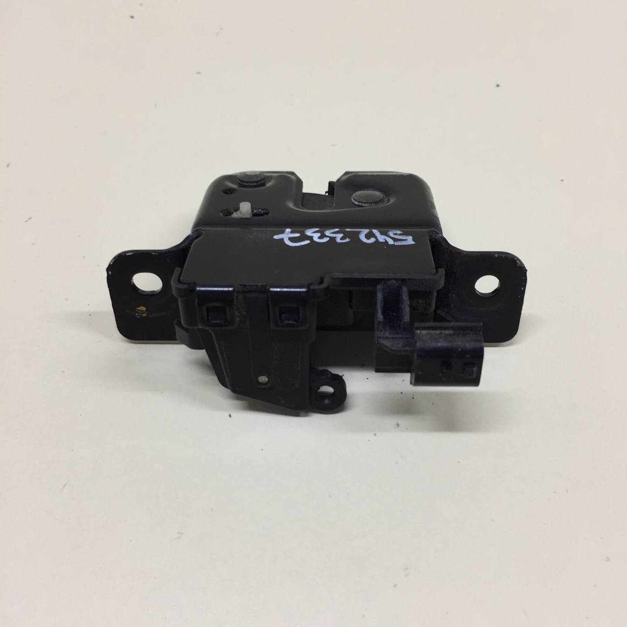 Замок багажника Renault Duster (HSA, HSM) 2012> Замок багажника Renault Duster (HSA, HSM) 2012>