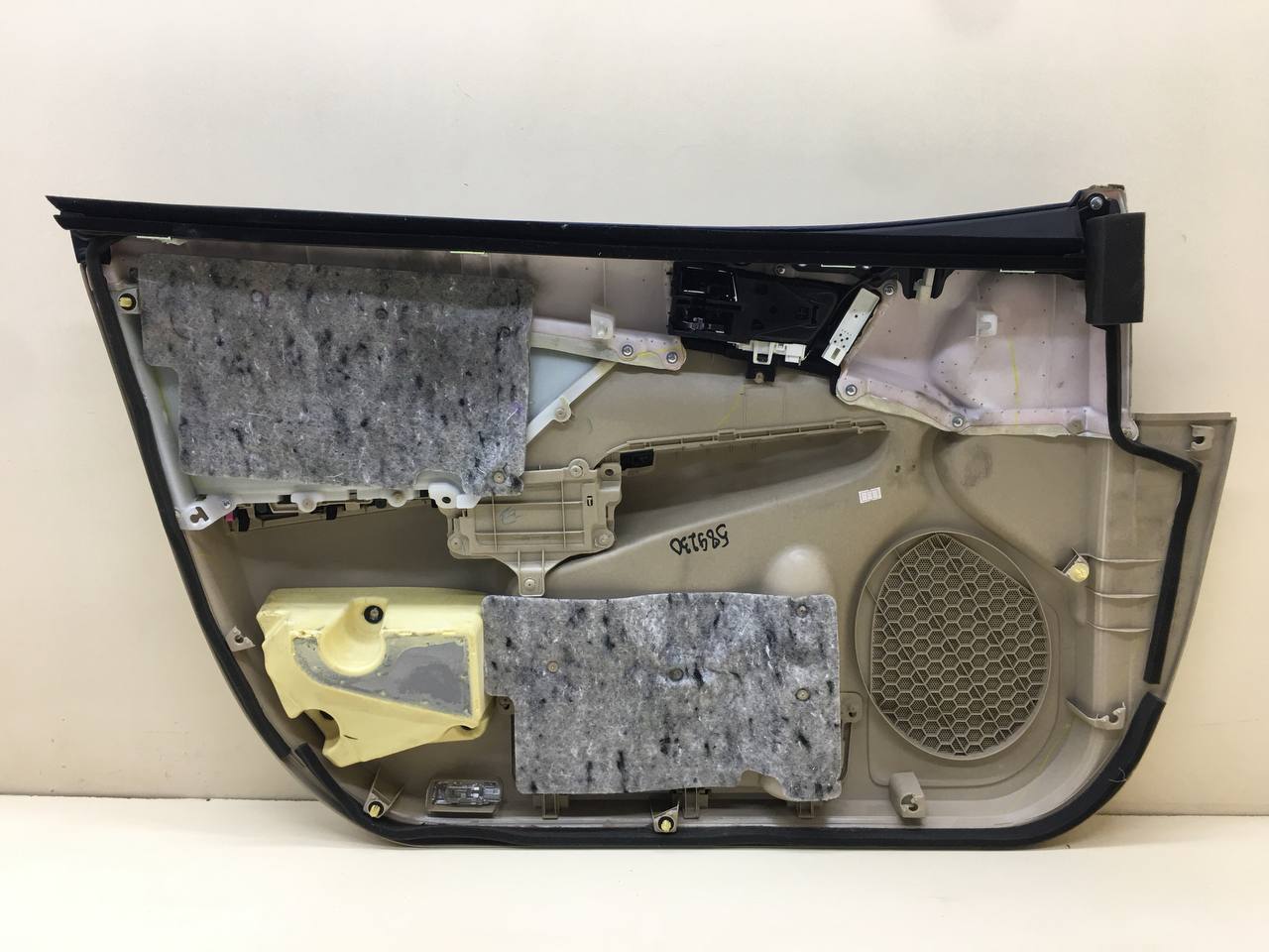 Обшивка двери передней правой Toyota Camry (V50) 2011-2017