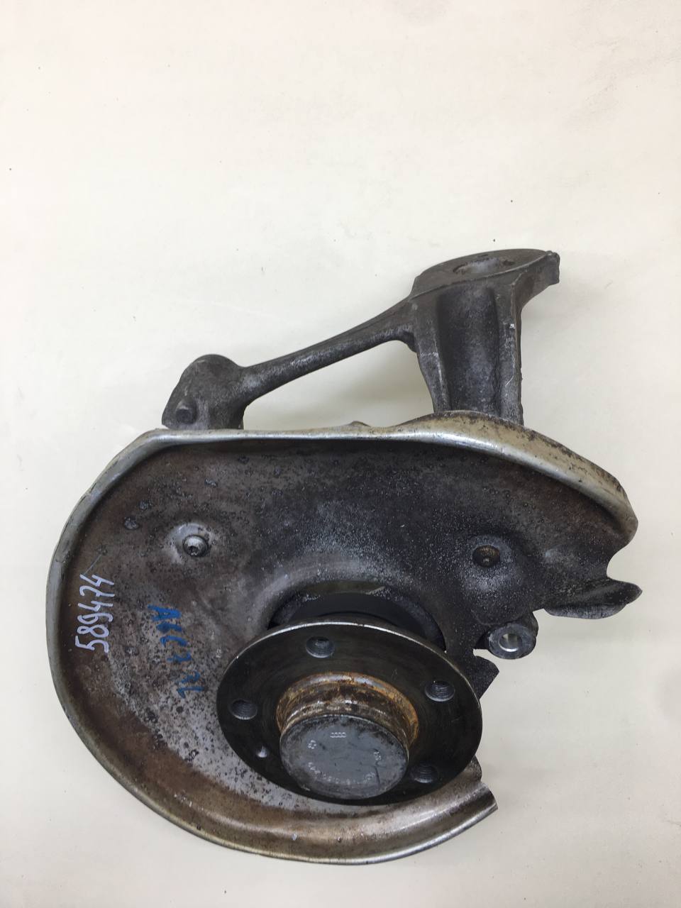 Кулак поворотный задний левый Audi A6 (C7) 2011>