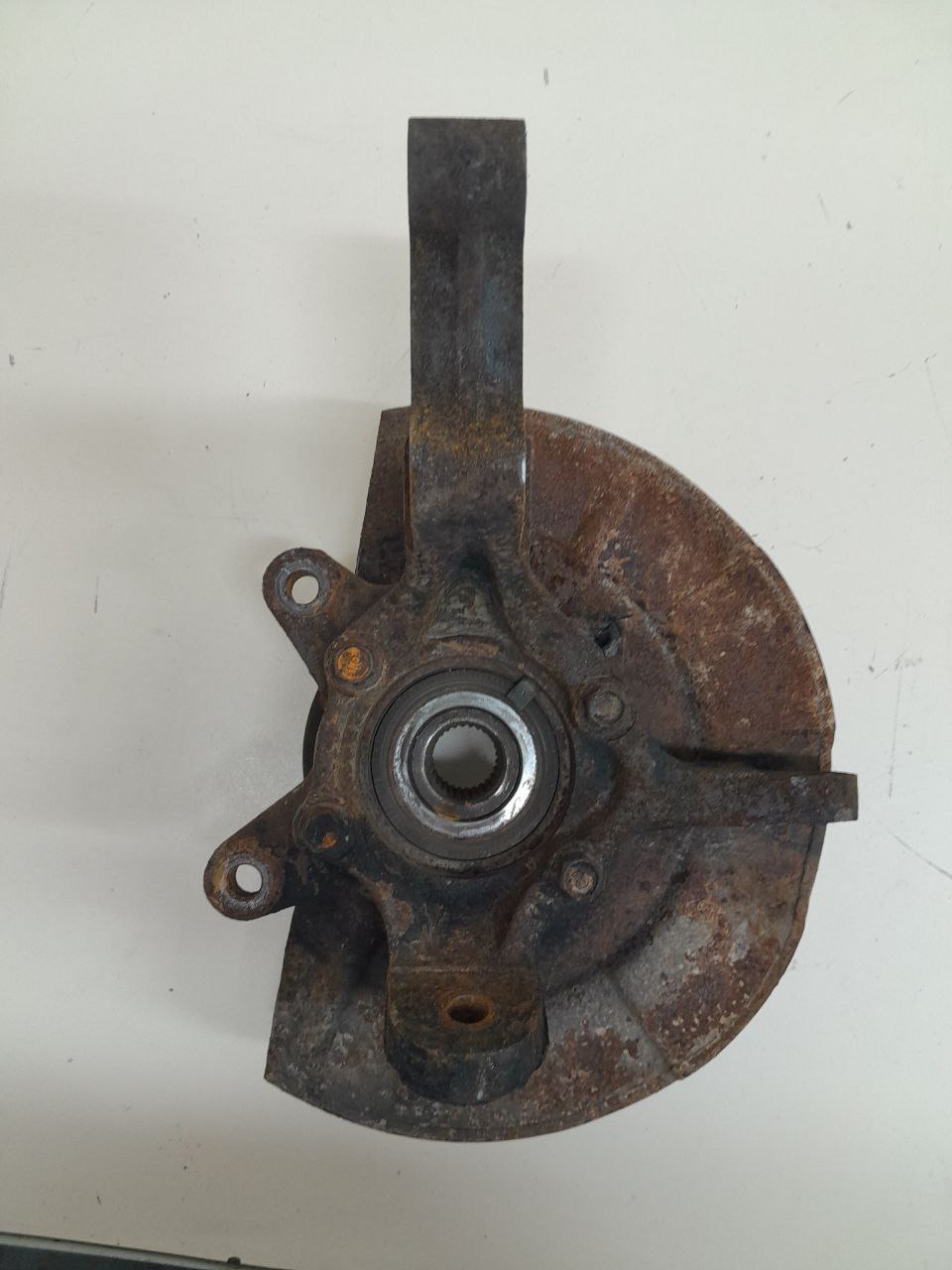 Кулак поворотный передний левый Suzuki Grand Vitara 2005-2015