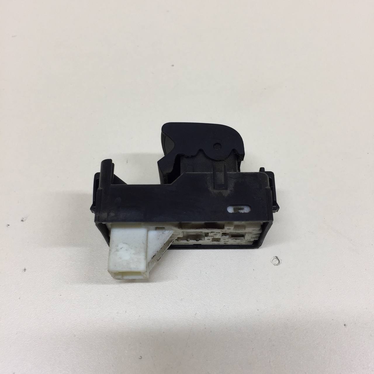 Кнопка стеклоподъемника Toyota Camry (V50) 2011-2017 Кнопка стеклоподъемника Toyota Camry (V50) 2011-2017