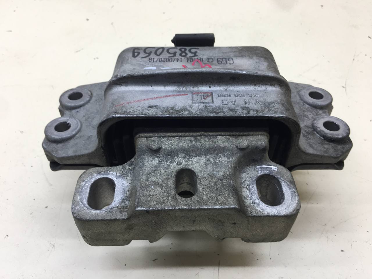 Опора двигателя левая Volkswagen Jetta (A6) 2010-2019 Опора двигателя левая Volkswagen Jetta (A6) 2010-2019