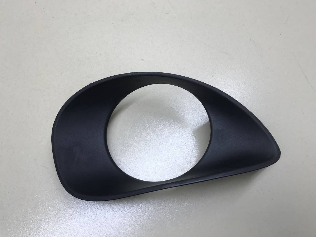 Рамка противотуманной фары правой Toyota Yaris (P90) 2005-2011