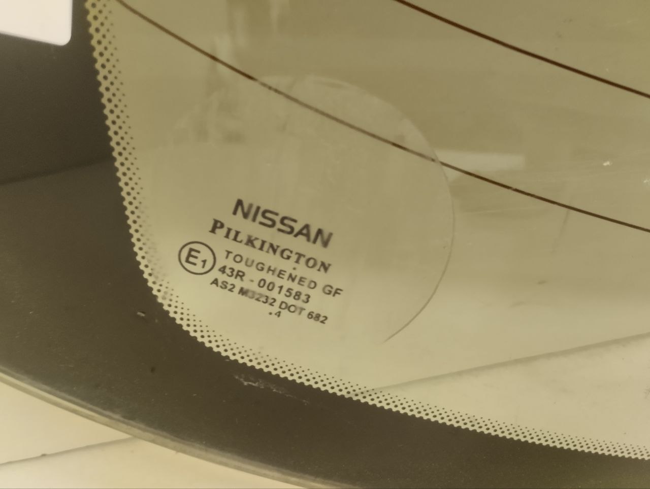 Стекло заднее Nissan Almera (N16) 2000-2006