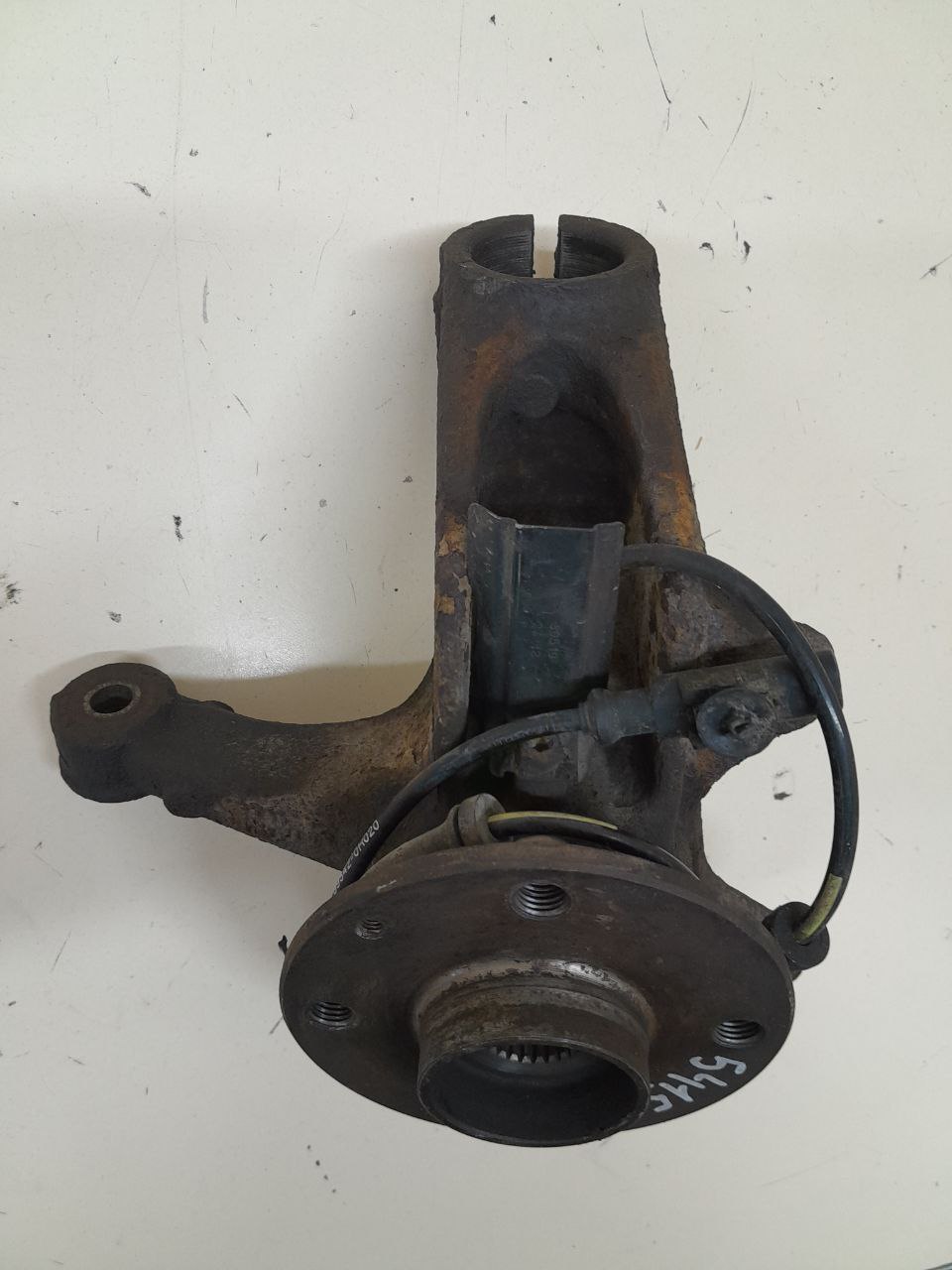 Кулак поворотный передний правый Peugeot 107 2006-2014