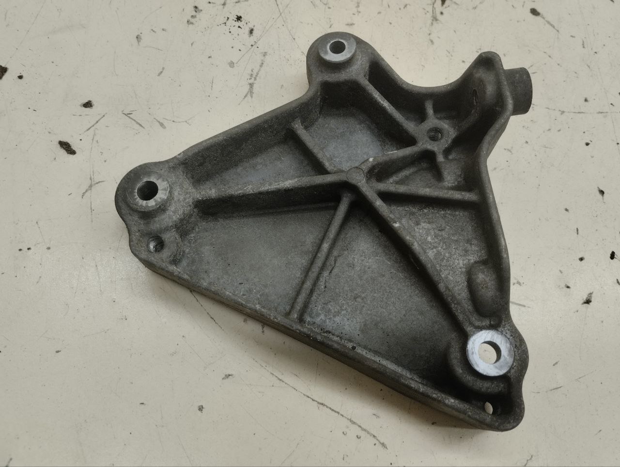 Кронштейн кондиционера Chevrolet Captiva (C140) 2011-2016 Кронштейн кондиционера Chevrolet Captiva (C140) 2011-2016