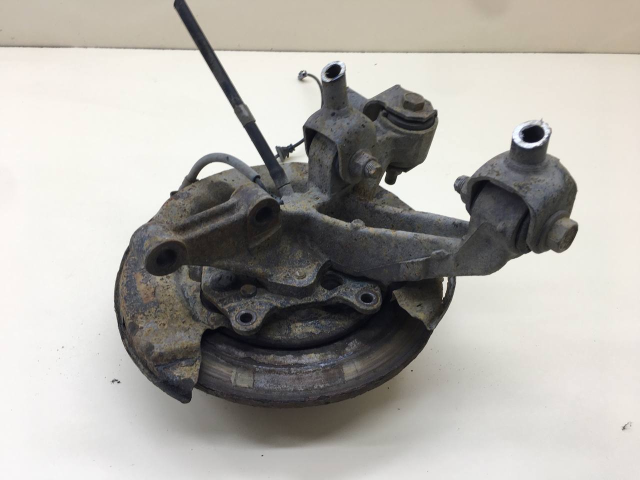Кулак поворотный задний левый Toyota Camry (V30) 2001-2006 Кулак поворотный задний левый Toyota Camry (V30) 2001-2006