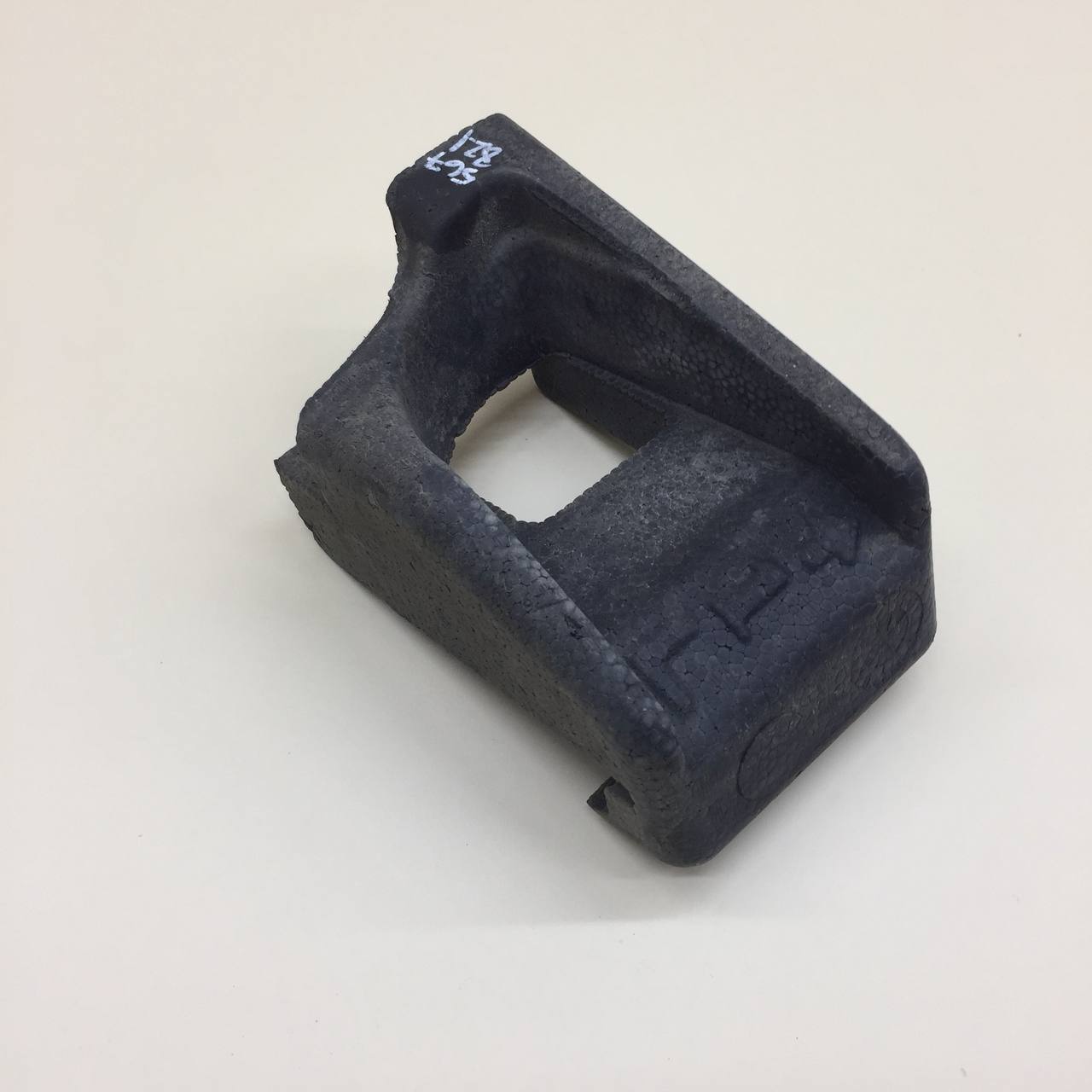 Наполнитель переднего бампера Toyota Rav 4 (A30) 2006-2013