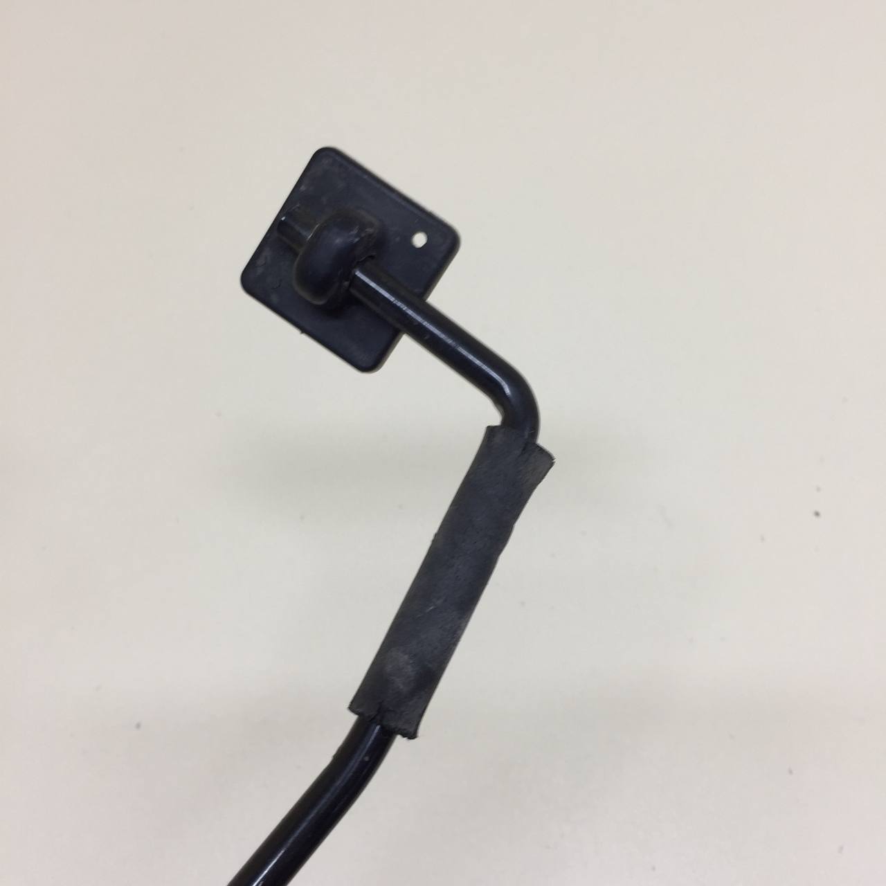 Держатель капота Chevrolet Cruze (J300) 2009-2016 Держатель капота Chevrolet Cruze (J300) 2009-2016