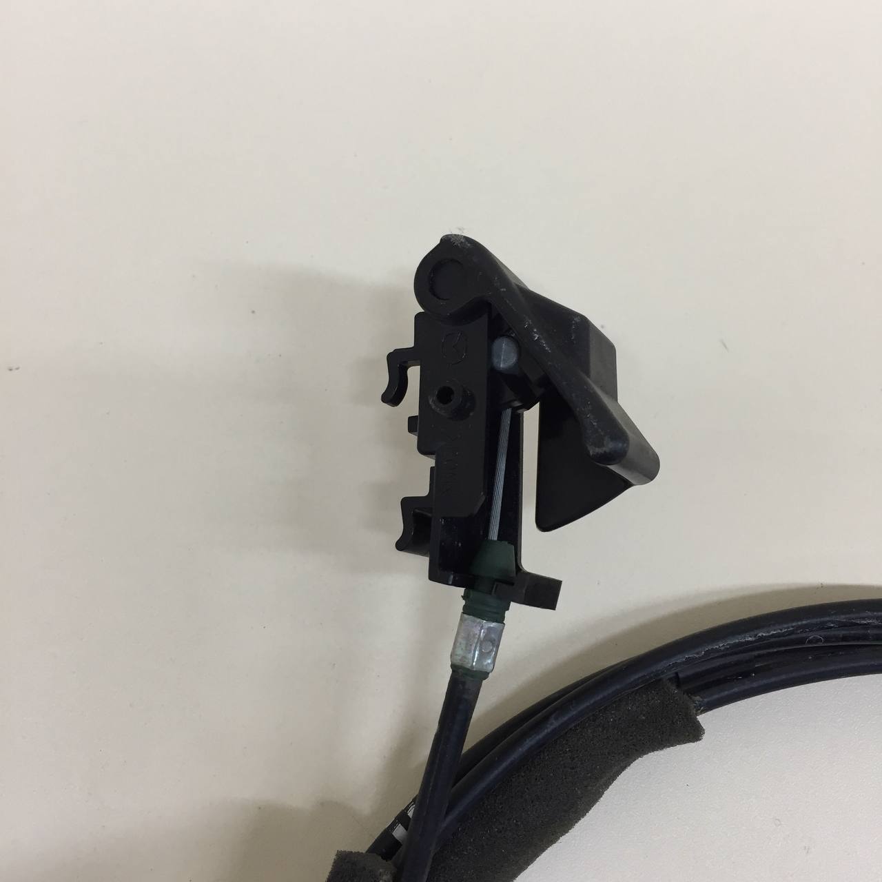 Ручка открывания лючка бензобака Mazda Mazda 3 (BM) 2013-2016 Ручка открывания лючка бензобака Mazda Mazda 3 (BM) 2013-2016